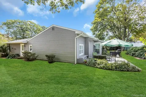 92 Barrett Avenue Bayport NY 11705
