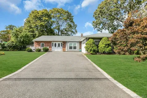 92 Barrett Avenue Bayport NY 11705