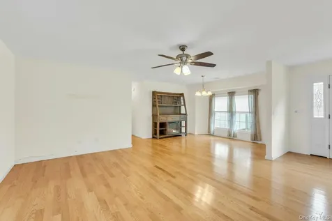 92 Barrett Avenue Bayport NY 11705