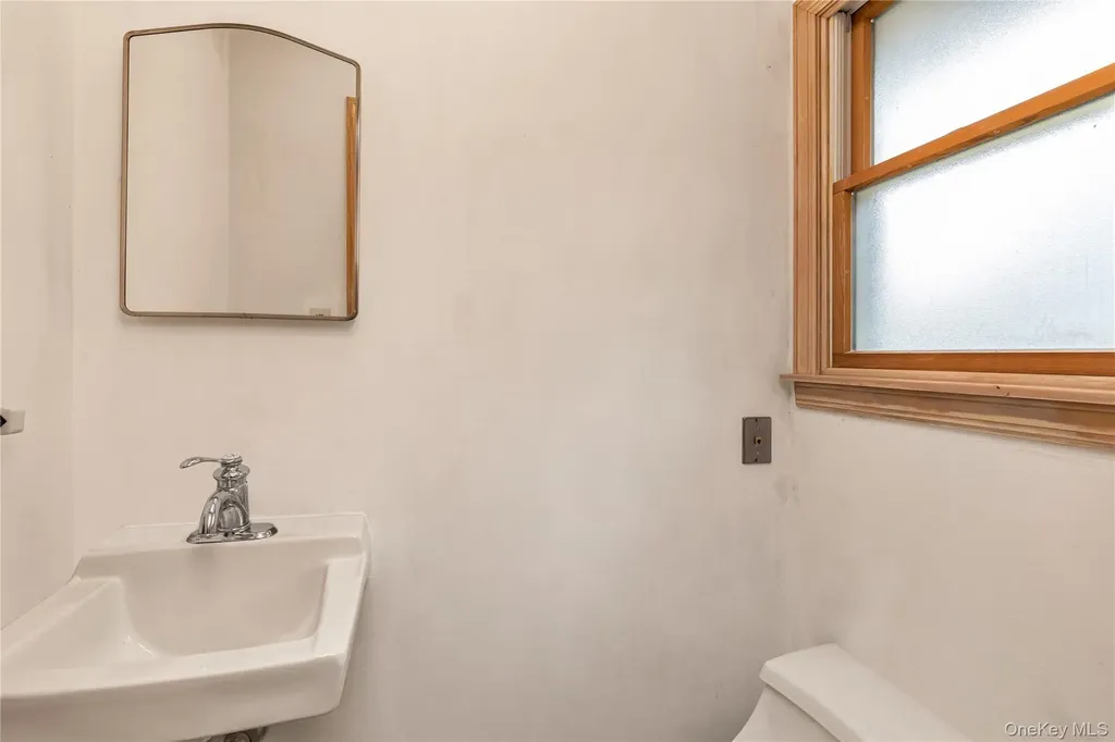 459 Albany Avenue Lindenhurst NY 11757