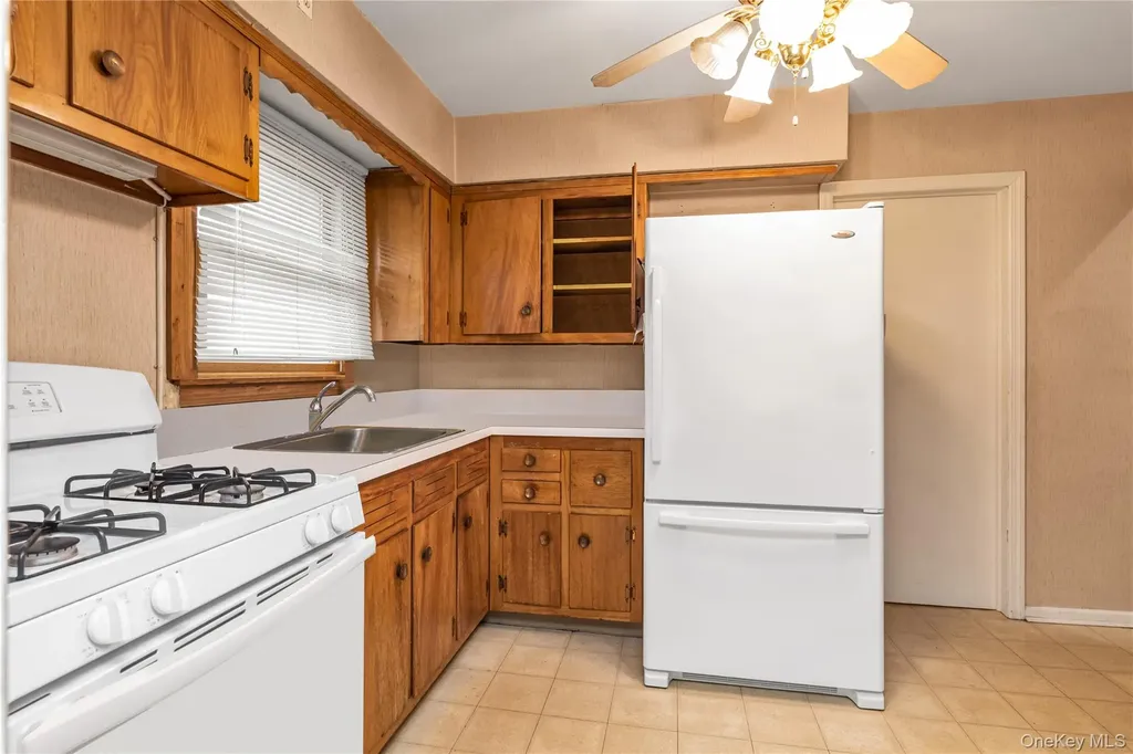 459 Albany Avenue Lindenhurst NY 11757