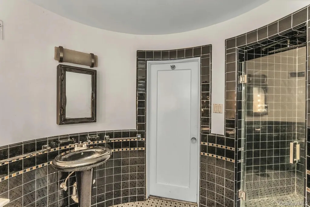 10 Soundview Crest Manhasset NY 11030