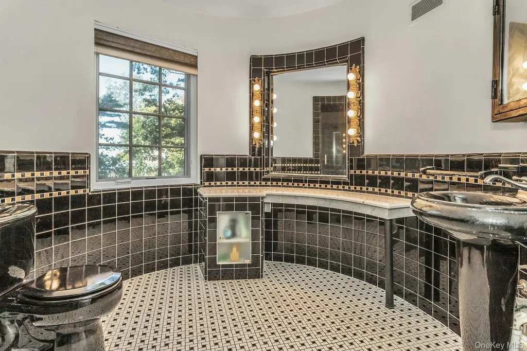 10 Soundview Crest Manhasset NY 11030