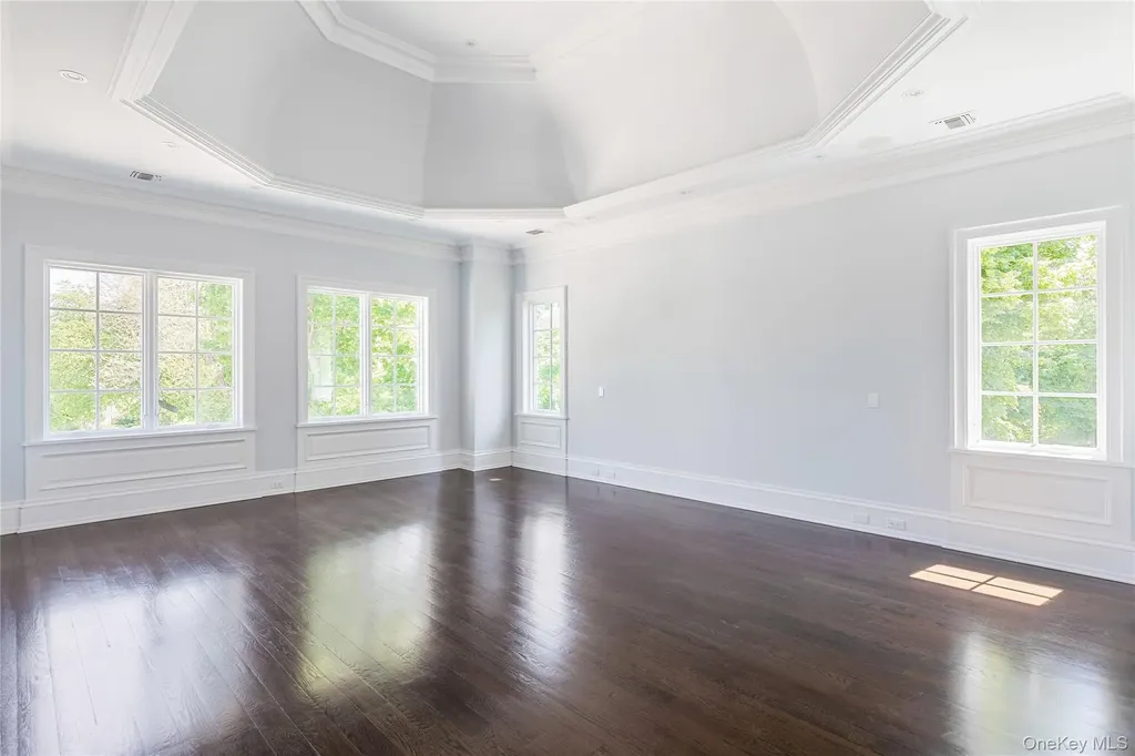 6 Foxwood Road Great Neck NY 11024