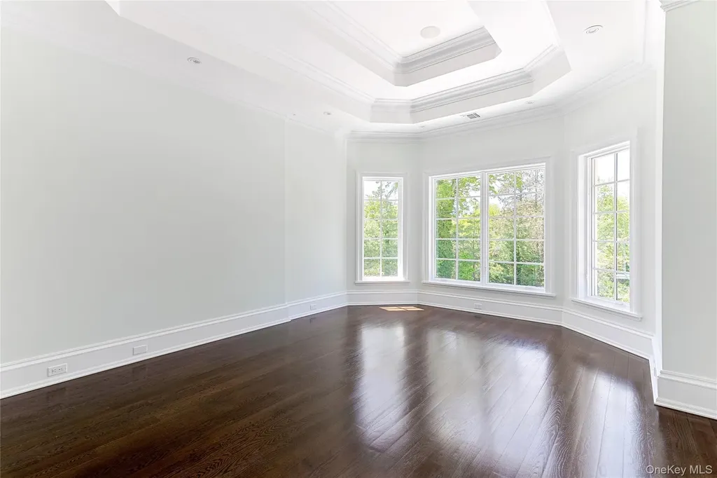 6 Foxwood Road Great Neck NY 11024