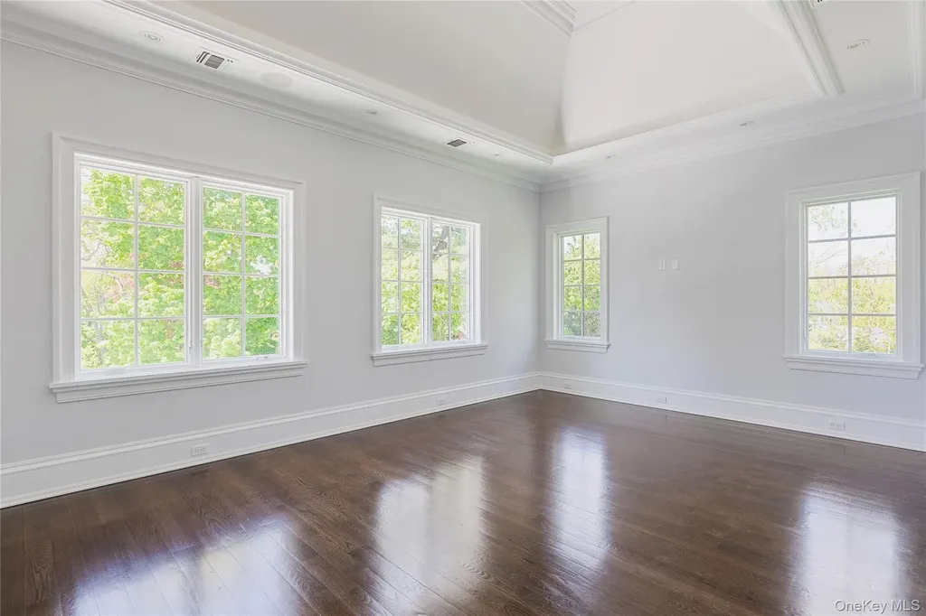 6 Foxwood Road Great Neck NY 11024