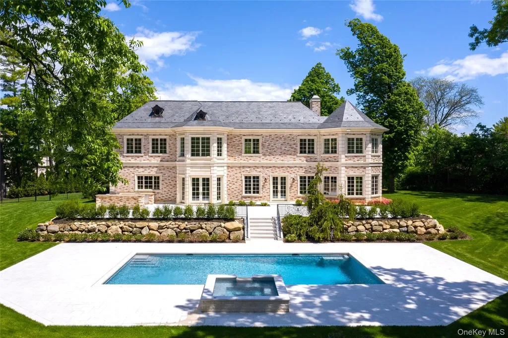 6 Foxwood Road Great Neck NY 11024