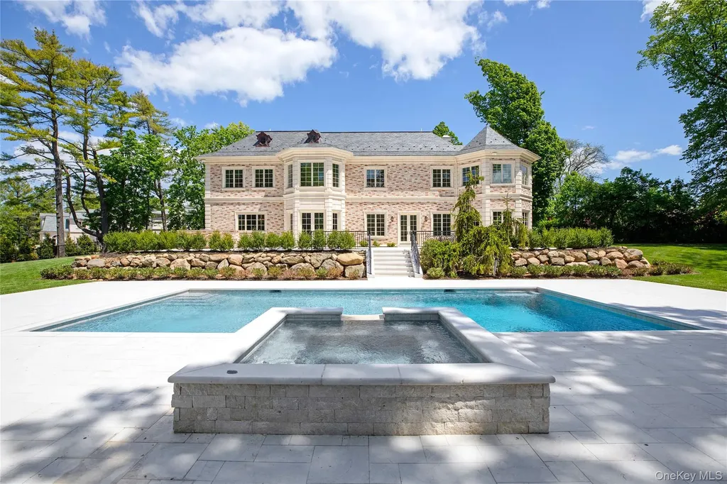 6 Foxwood Road Great Neck NY 11024
