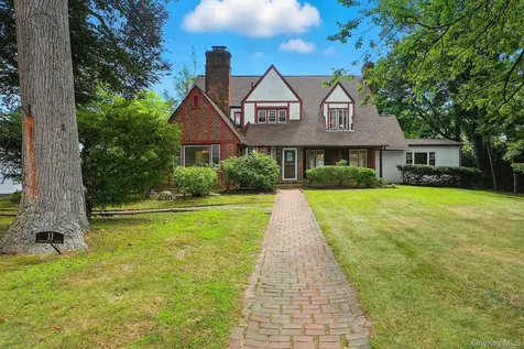 11 Robinhood Road White Plains NY 10605