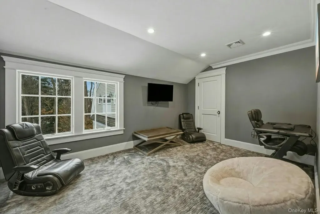 192 Burtis Lane Muttontown NY 11791