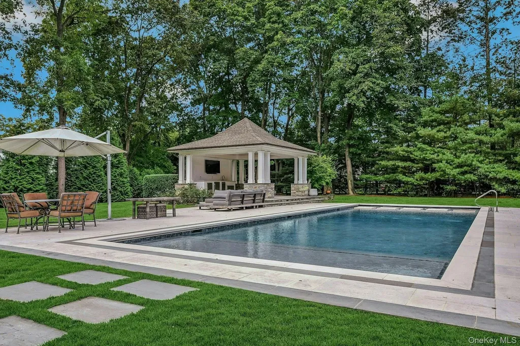 192 Burtis Lane Muttontown NY 11791