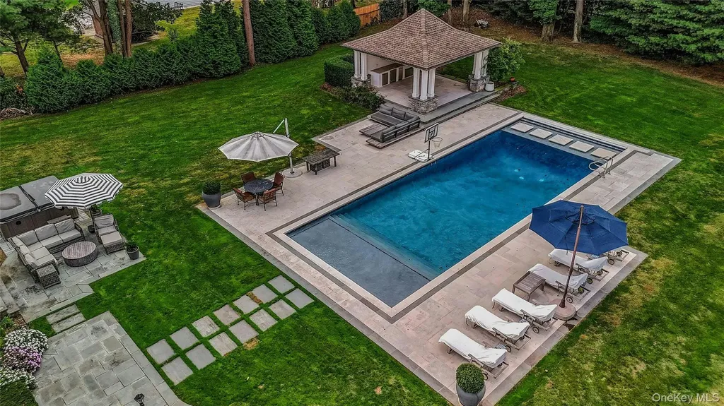 192 Burtis Lane Muttontown NY 11791