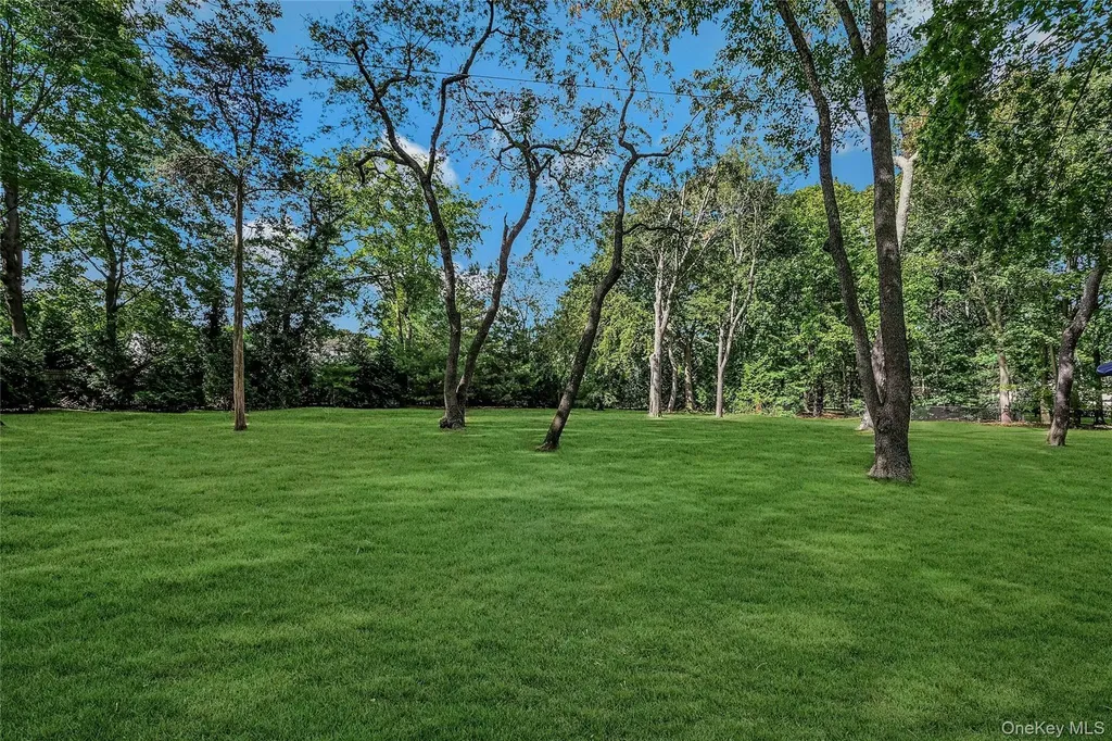 192 Burtis Lane Muttontown NY 11791