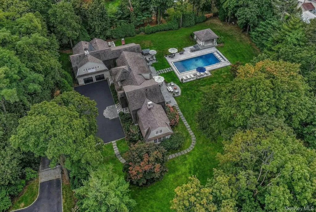 192 Burtis Lane Muttontown NY 11791