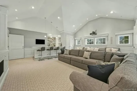 192 Burtis Lane Muttontown NY 11791