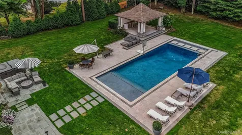 192 Burtis Lane Muttontown NY 11791