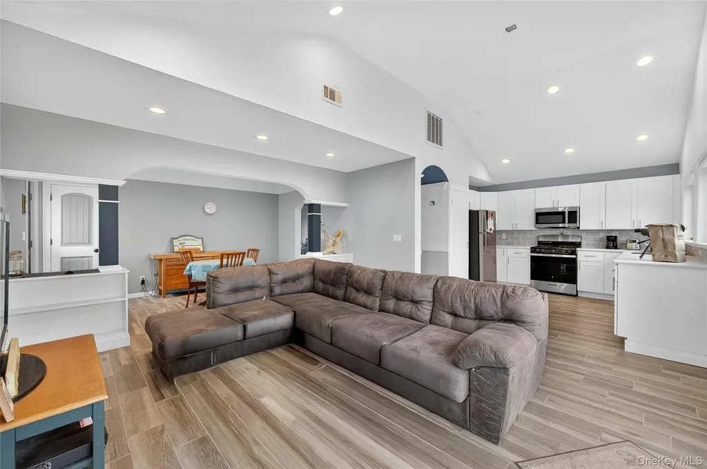 88 Bayview Avenue W Lindenhurst NY 11757
