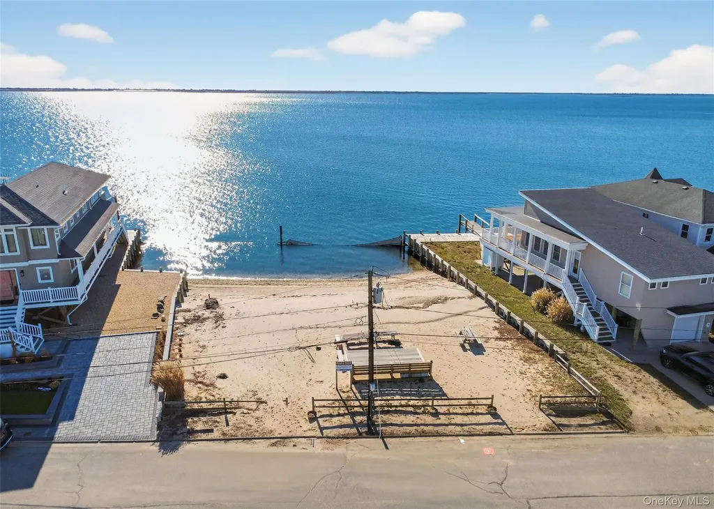 88 Bayview Avenue W Lindenhurst NY 11757