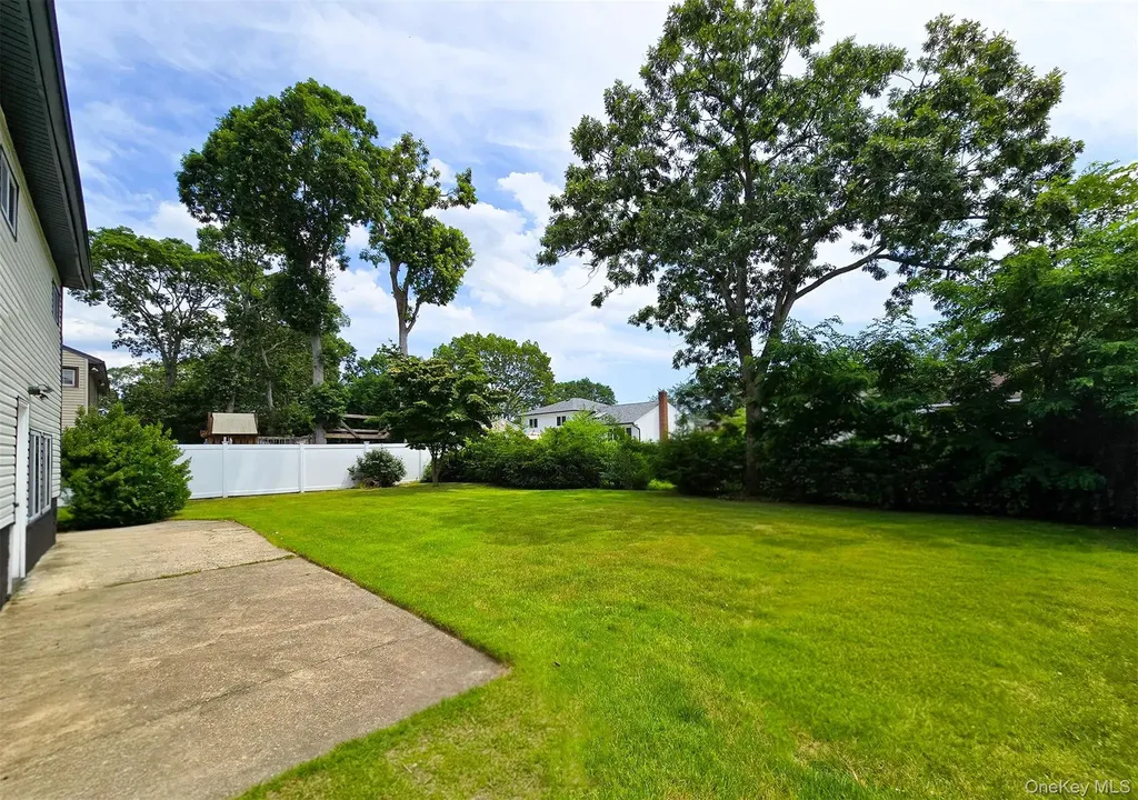 109 North Drive Massapequa NY 11758