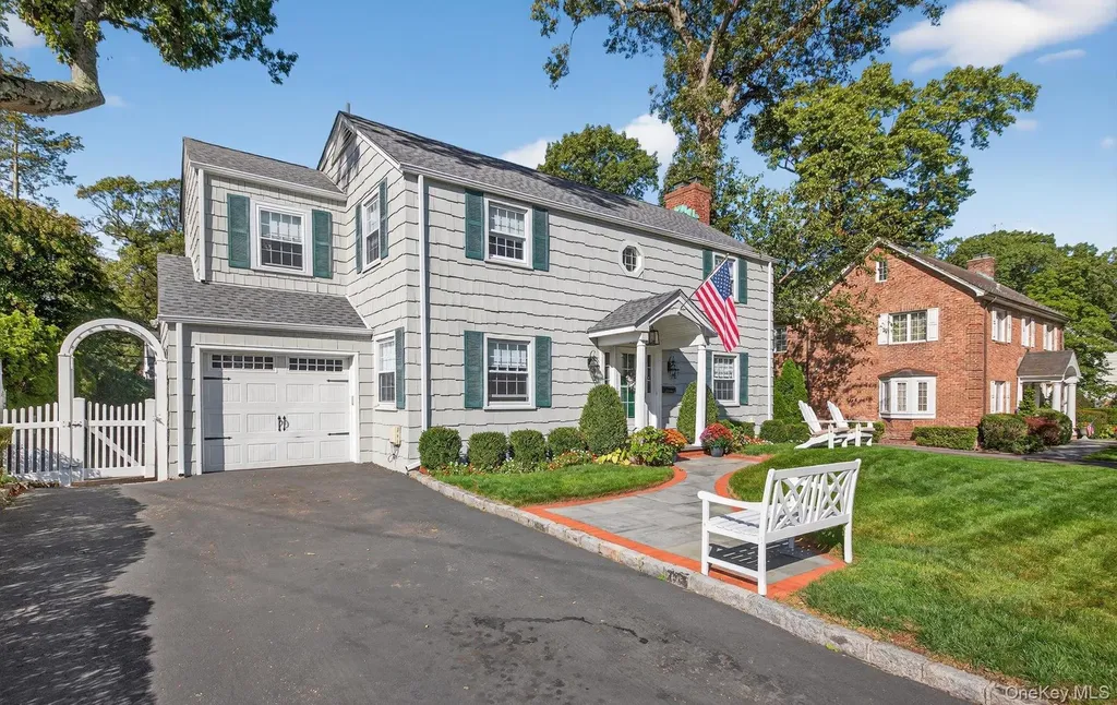 53 Eakins Road Manhasset NY 11030