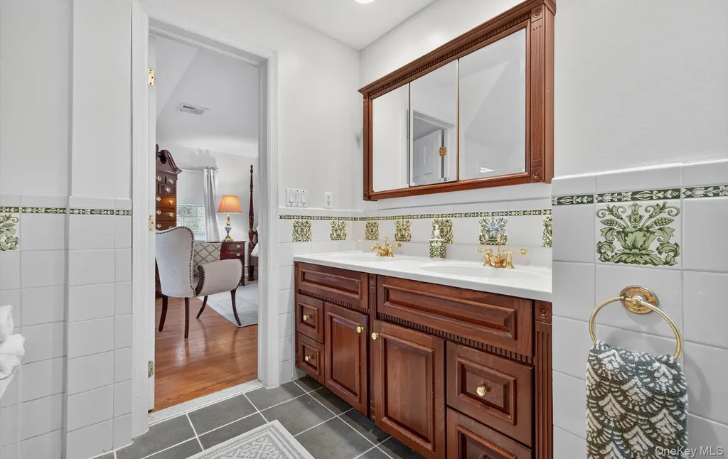 53 Eakins Road Manhasset NY 11030