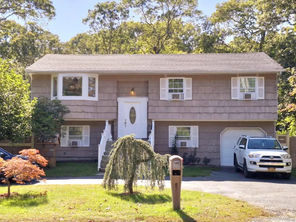 40 Pauls Path Coram NY 11727
