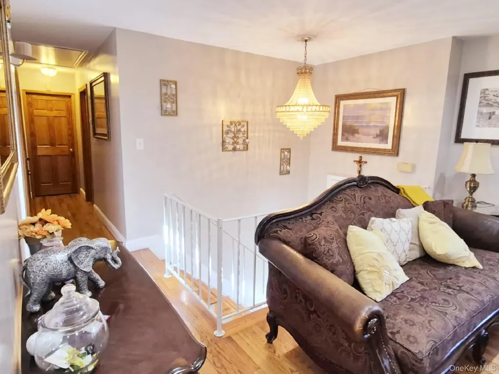 40 Pauls Path Coram NY 11727