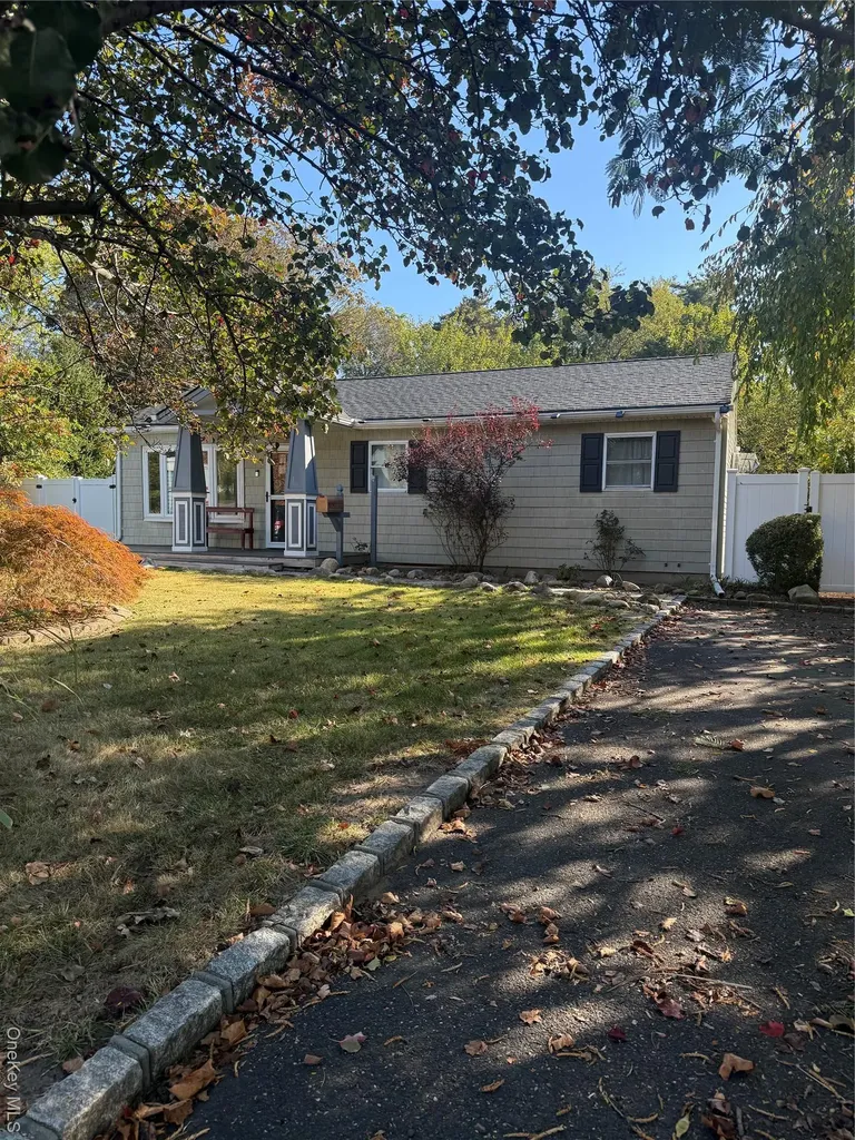 1537 N Thompson Drive Bay Shore NY 11706