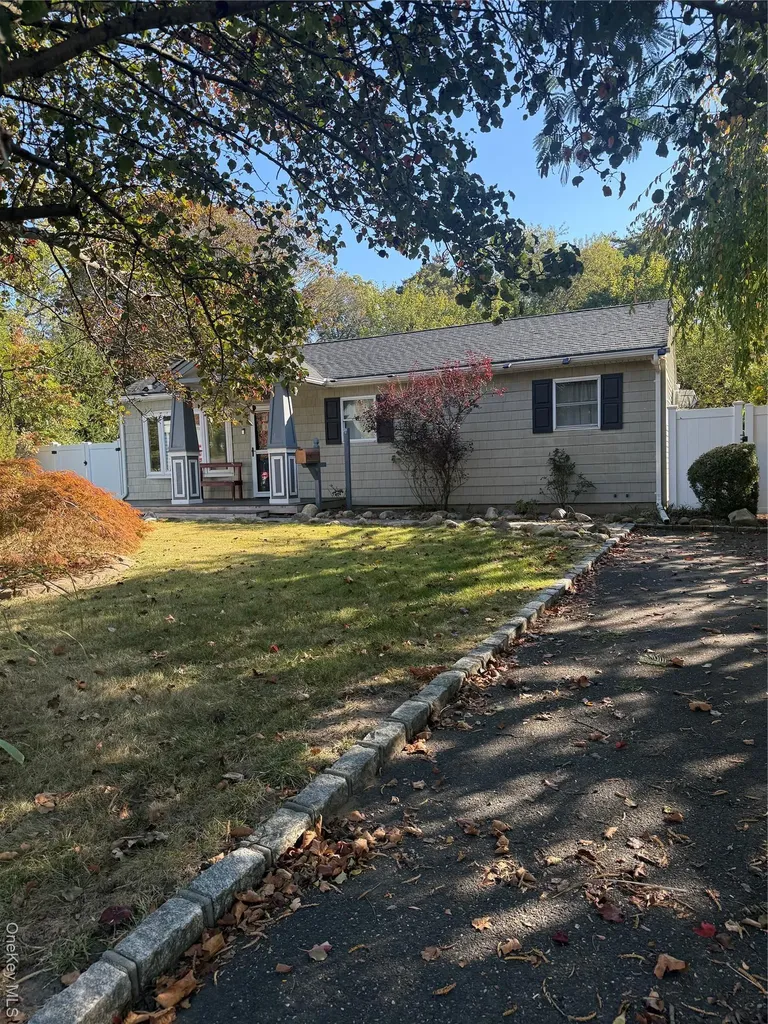 1537 N Thompson Drive Bay Shore NY 11706