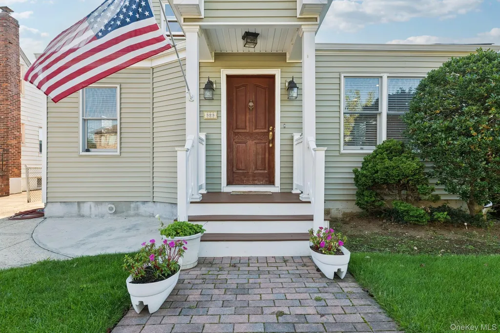 323 Barwick Boulevard Mineola NY 11501