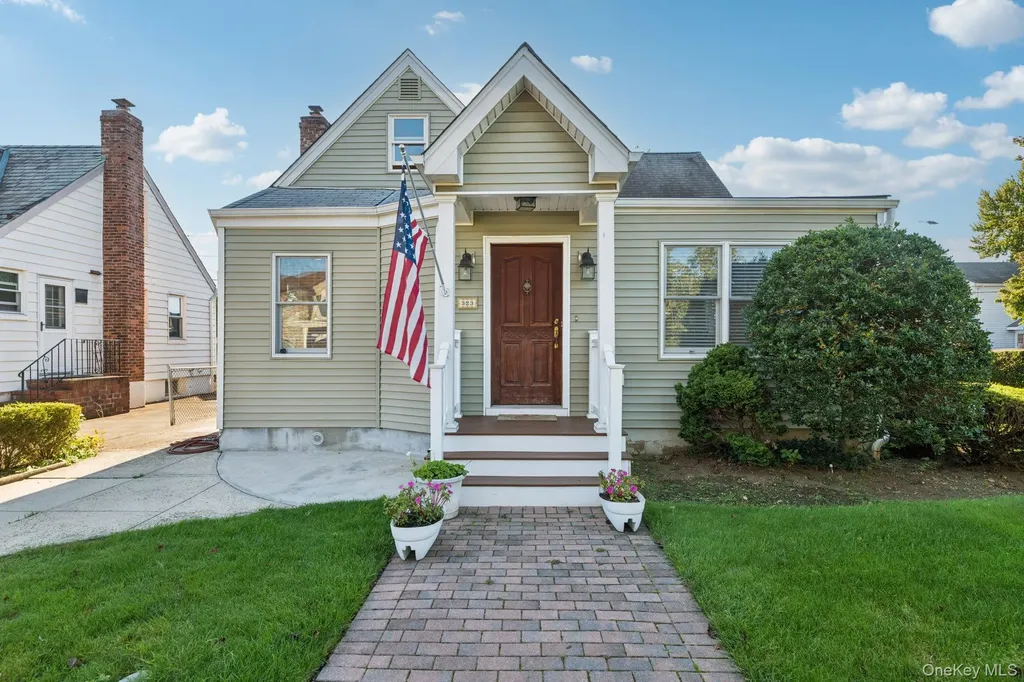 323 Barwick Boulevard Mineola NY 11501