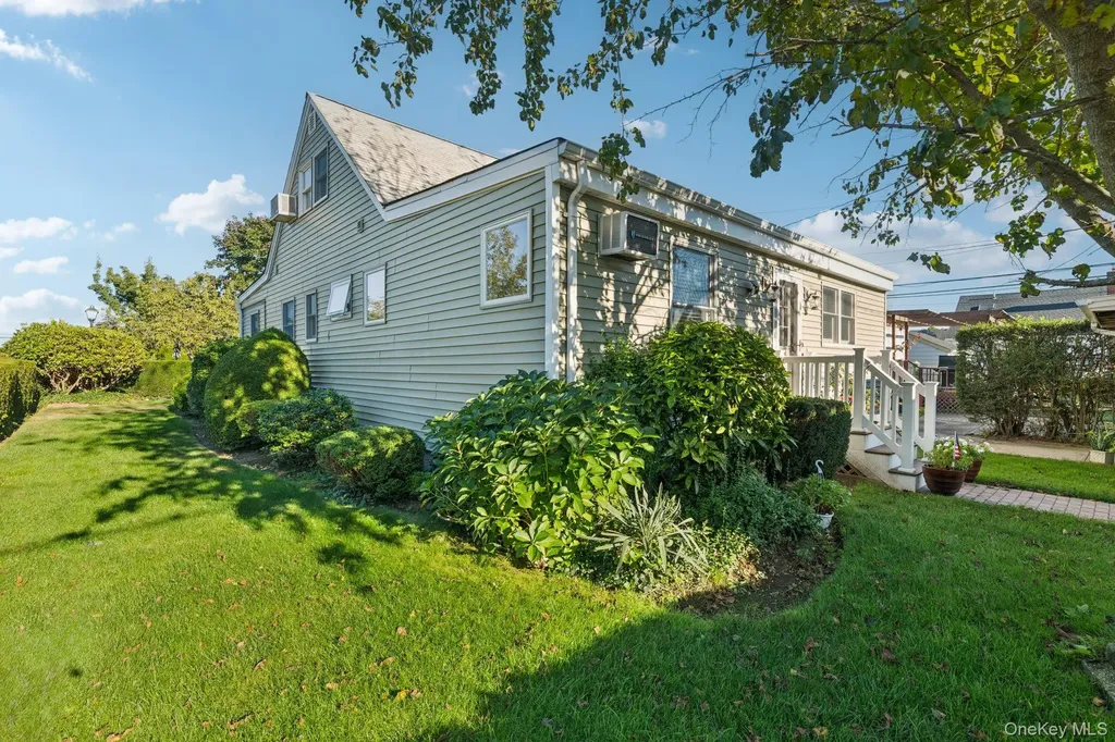 323 Barwick Boulevard Mineola NY 11501