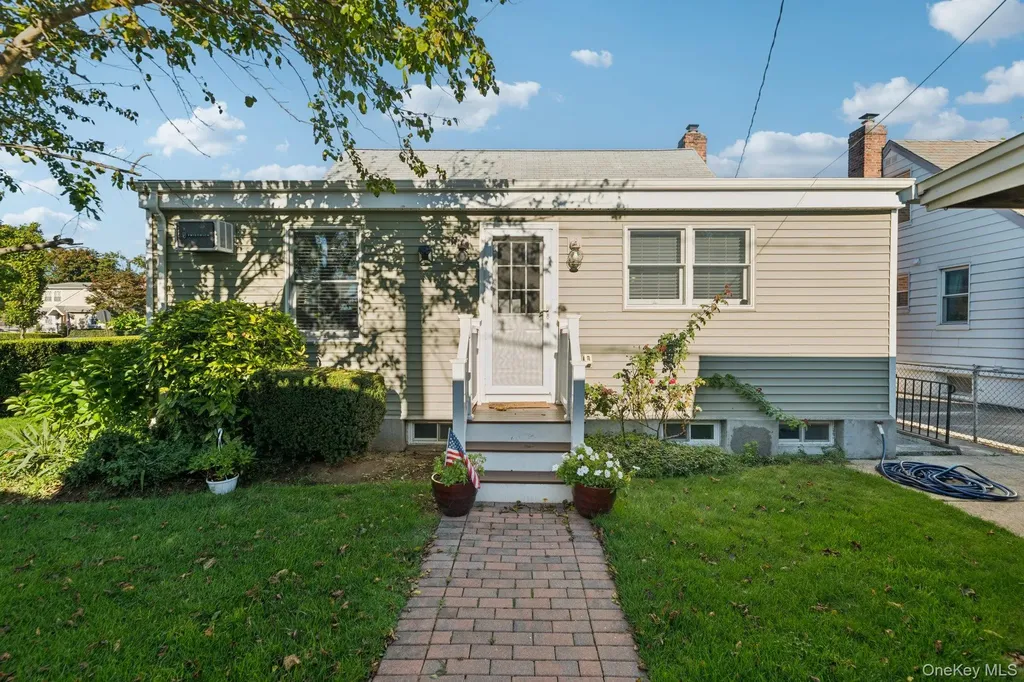 323 Barwick Boulevard Mineola NY 11501