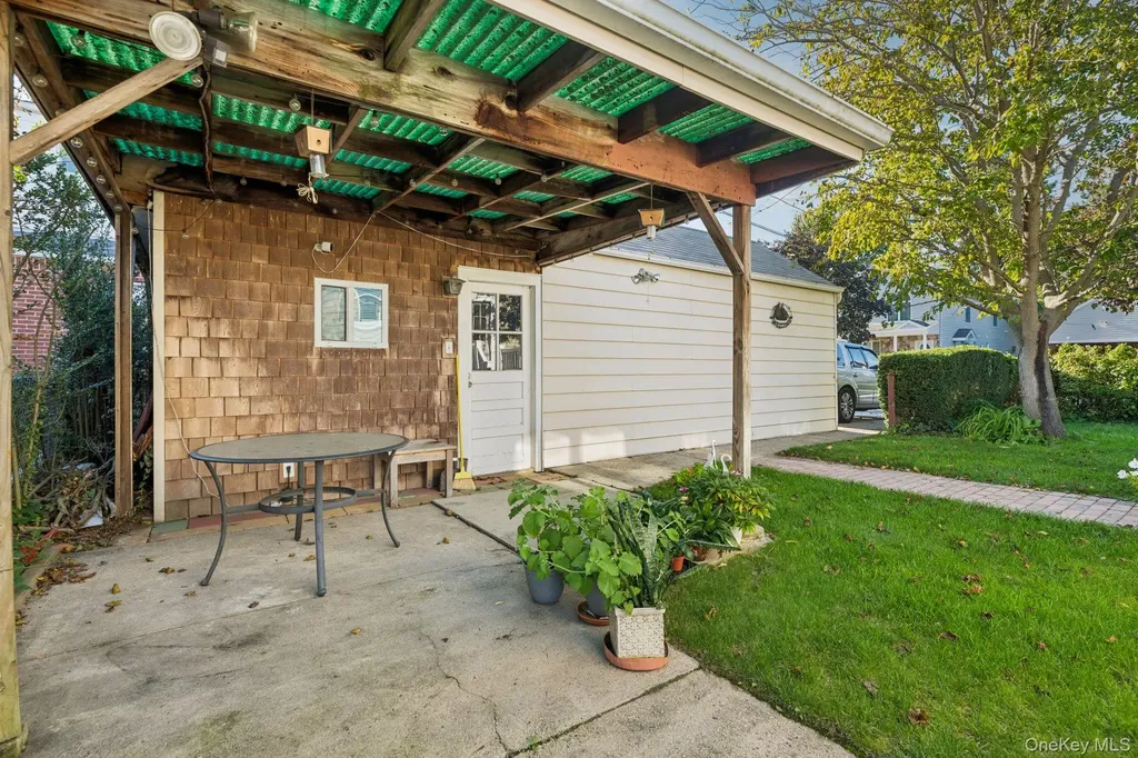 323 Barwick Boulevard Mineola NY 11501