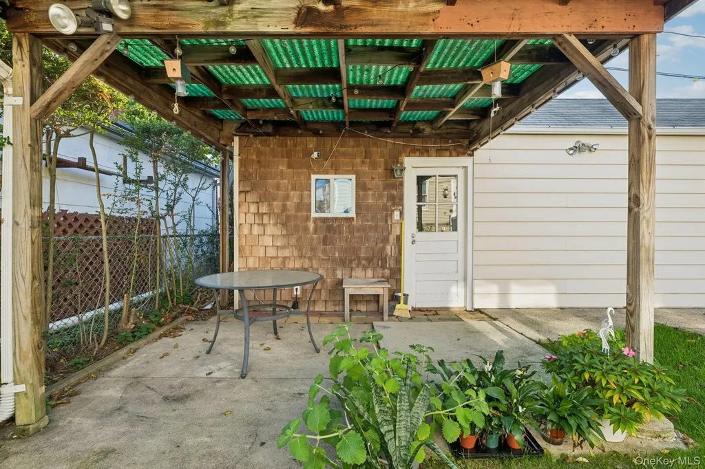 323 Barwick Boulevard Mineola NY 11501