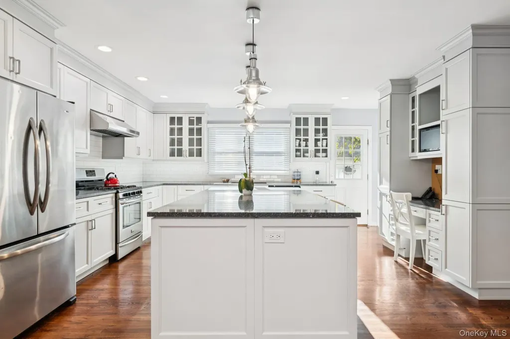 323 Barwick Boulevard Mineola NY 11501