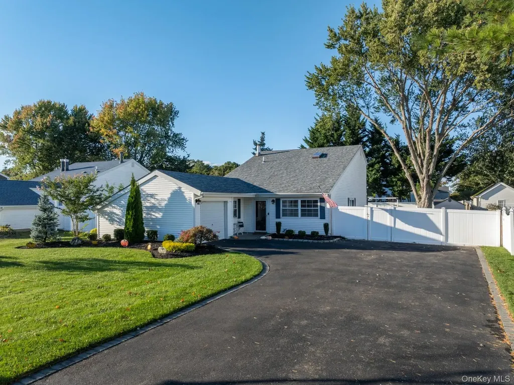 19 Carson Lane Medford NY 11763