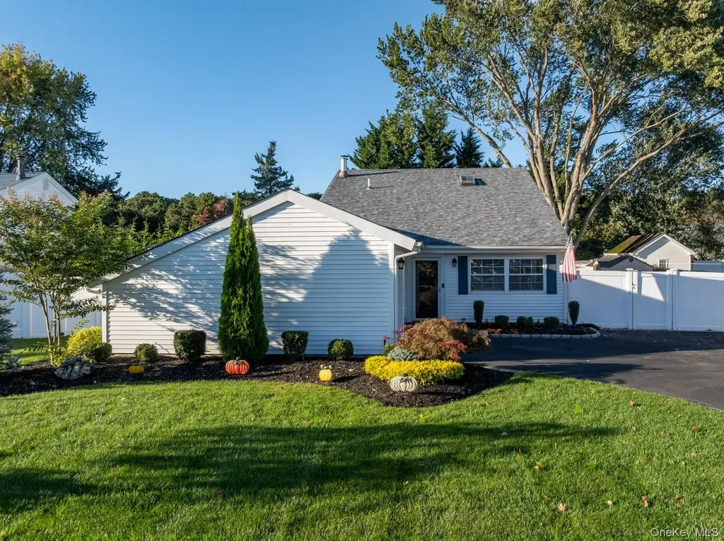 19 Carson Lane Medford NY 11763