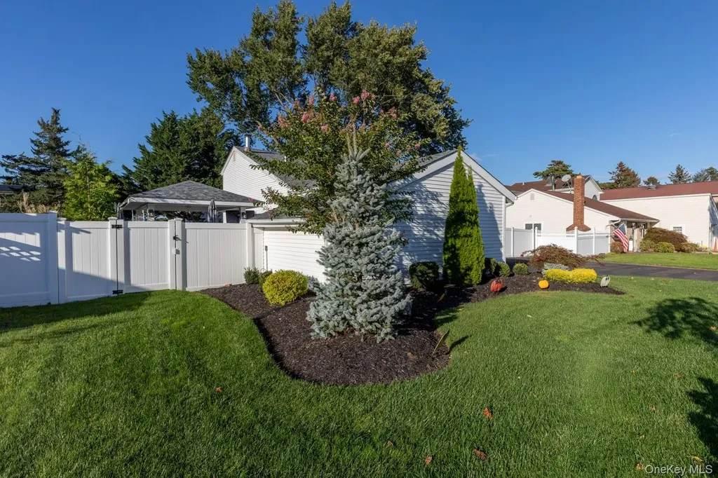19 Carson Lane Medford NY 11763