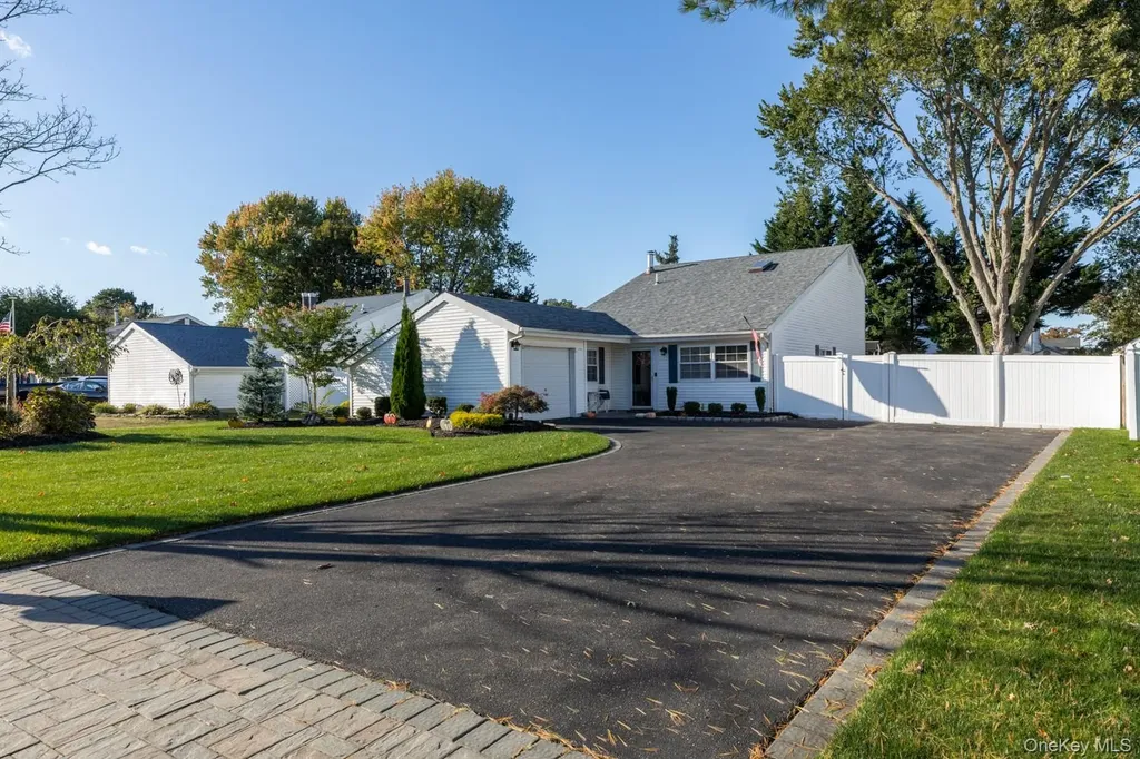 19 Carson Lane Medford NY 11763