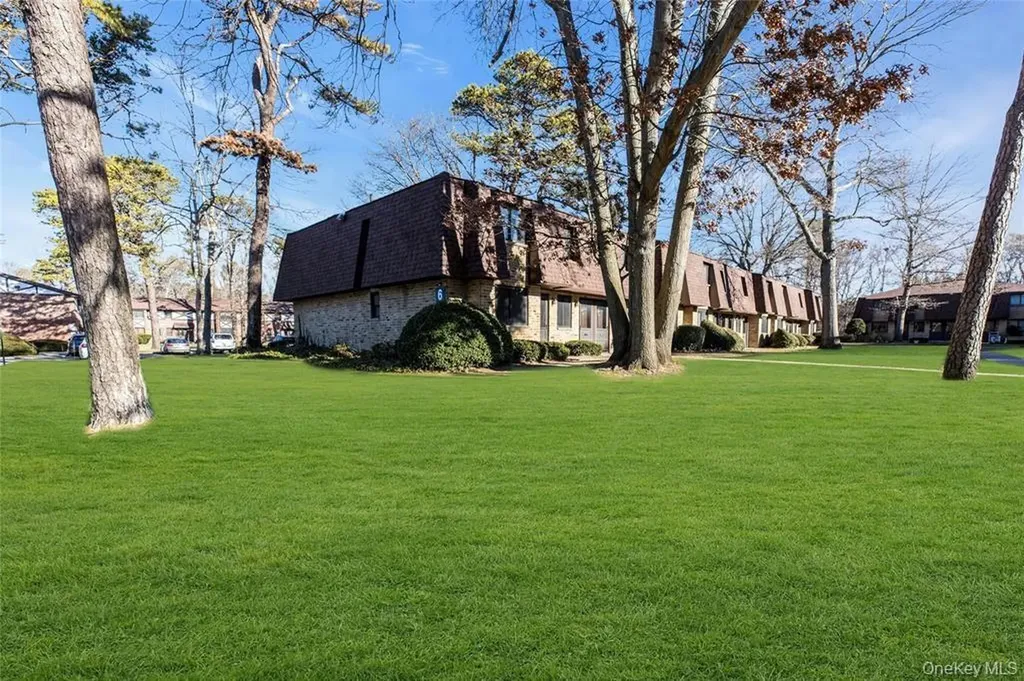 33 Newbrook Lane Bay Shore NY 11706