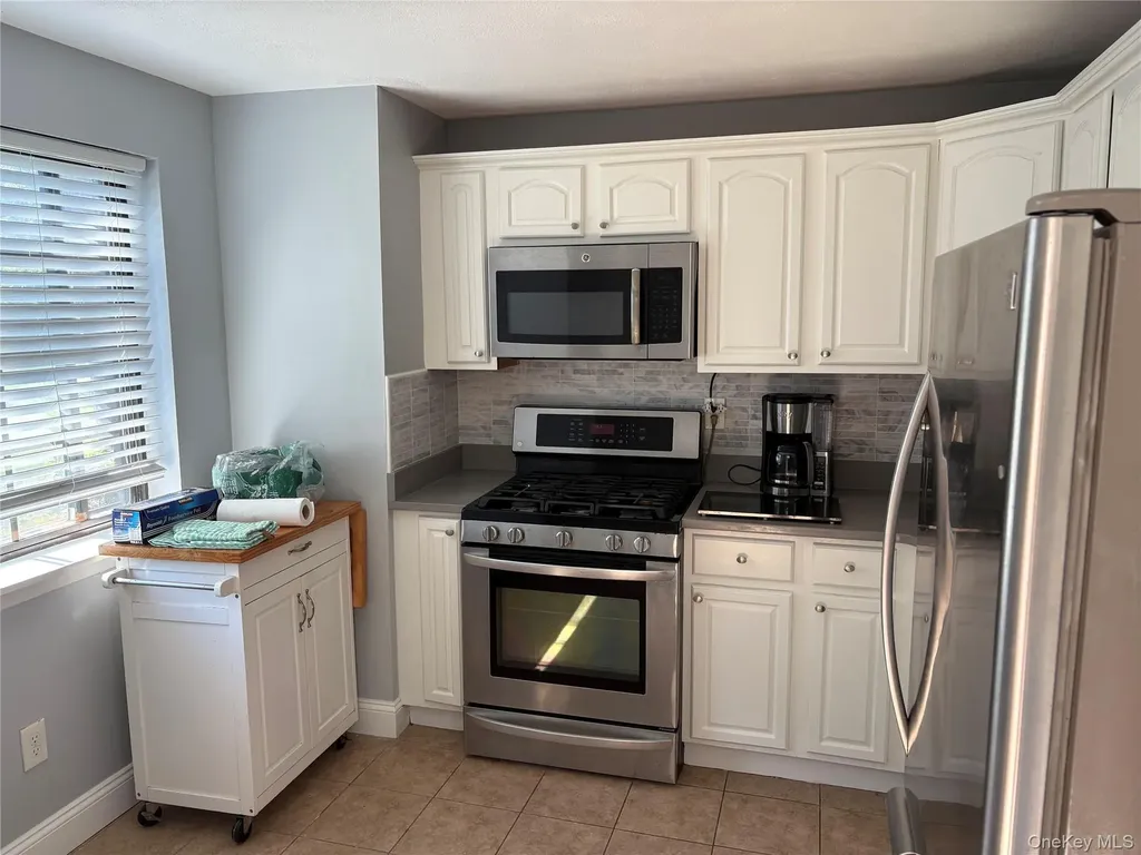 33 Newbrook Lane Bay Shore NY 11706