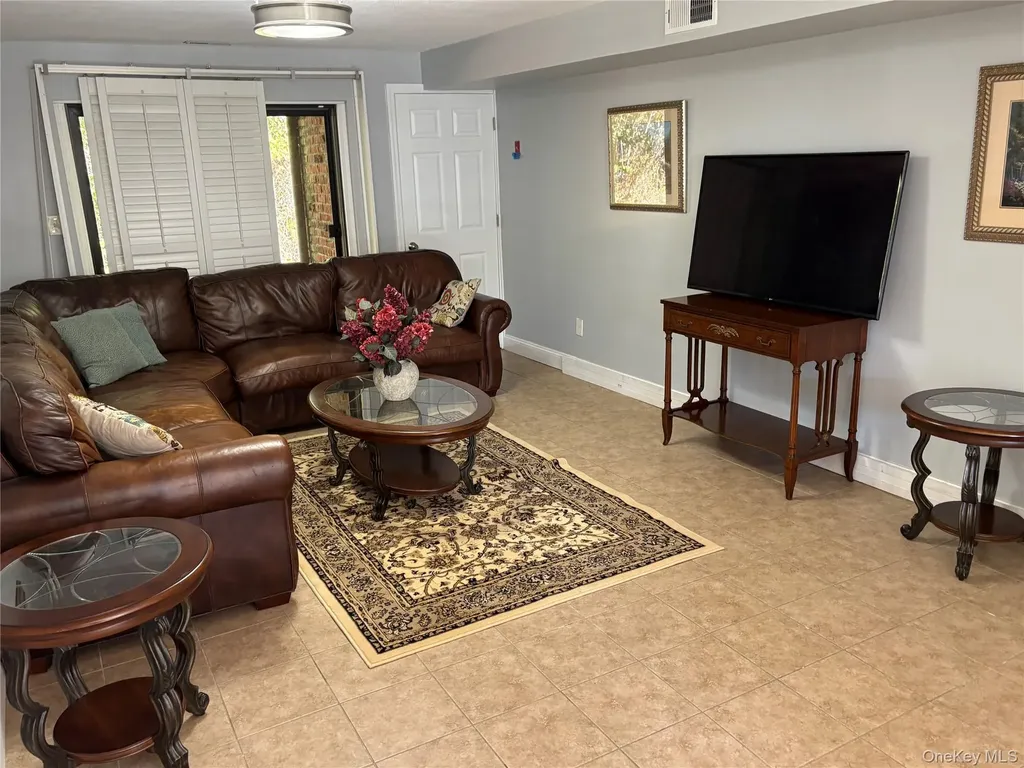 33 Newbrook Lane Bay Shore NY 11706