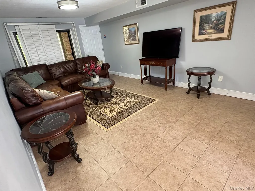 33 Newbrook Lane Bay Shore NY 11706