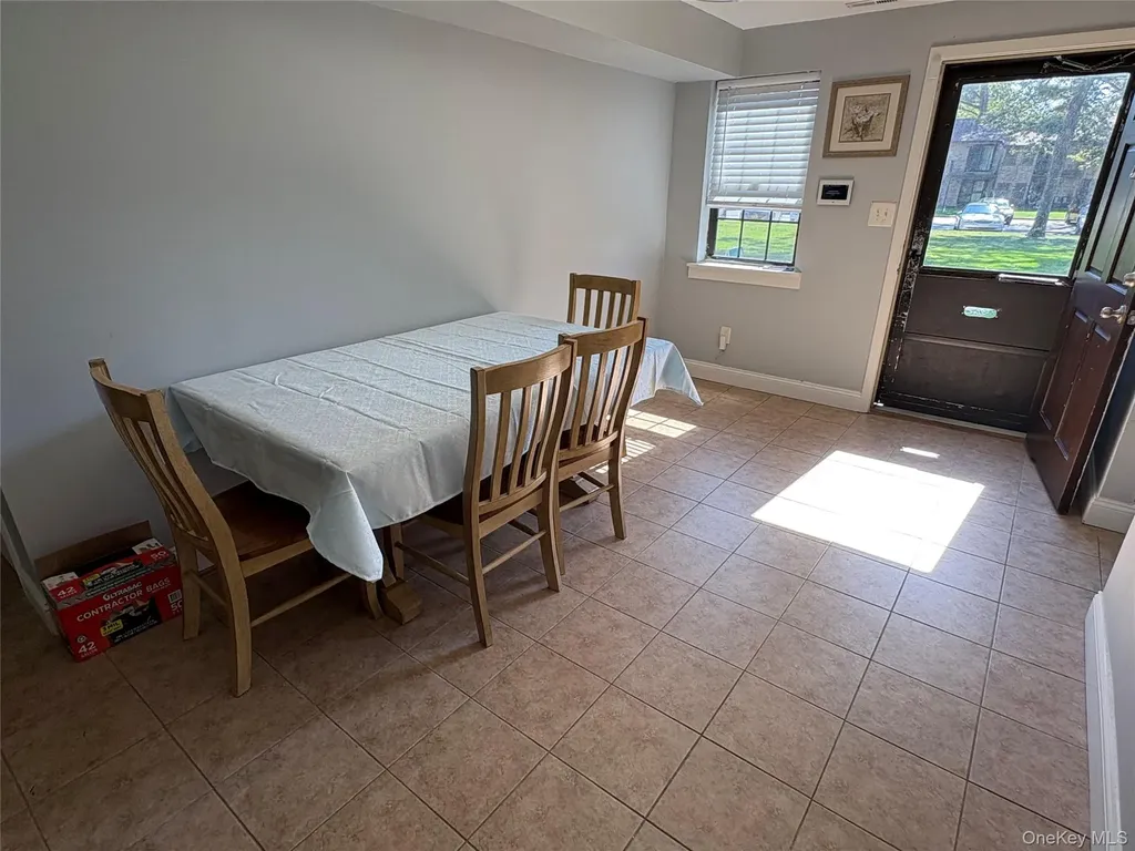 33 Newbrook Lane Bay Shore NY 11706