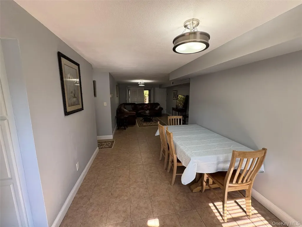 33 Newbrook Lane Bay Shore NY 11706