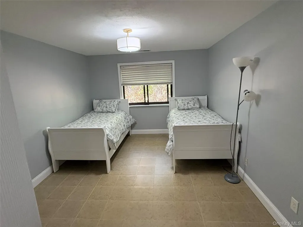33 Newbrook Lane Bay Shore NY 11706