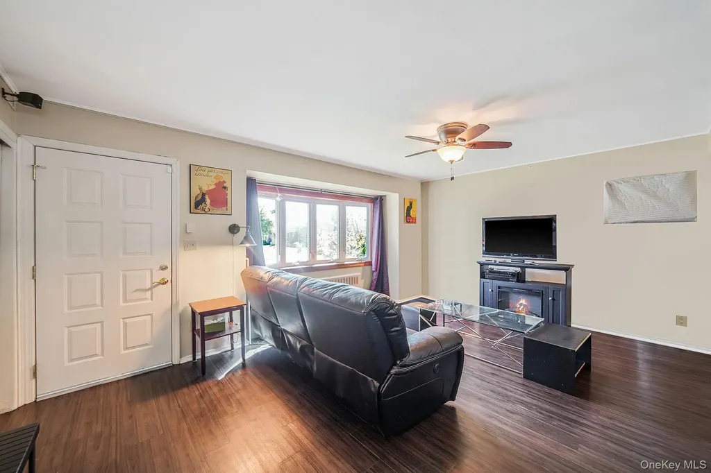 14 Lincoln Road N Plainview NY 11803