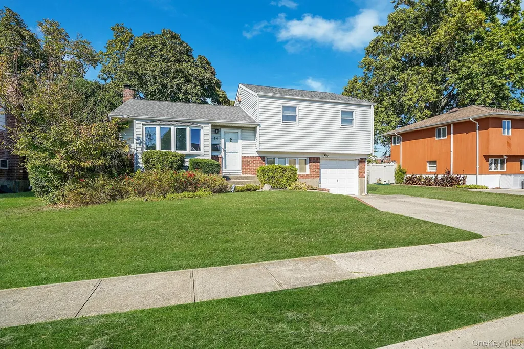 14 Lincoln Road N Plainview NY 11803
