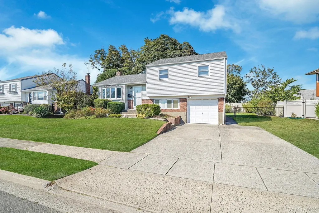 14 Lincoln Road N Plainview NY 11803